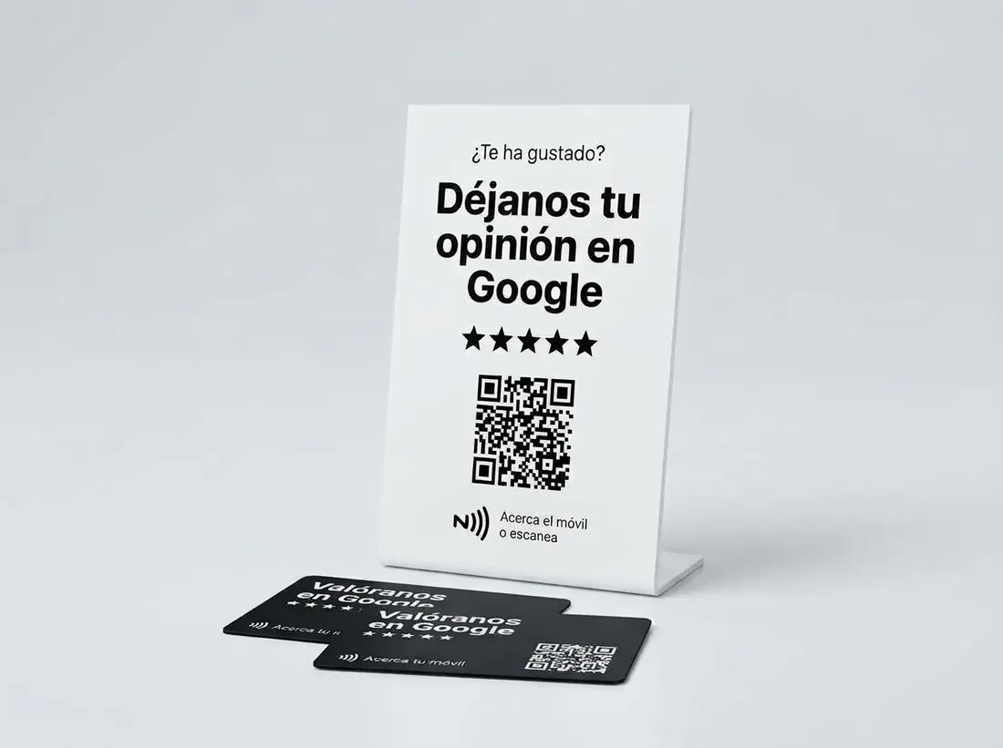 Kit Mostrador: una placa de mesa blanca de pie y dos tarjetas NFC negras delante