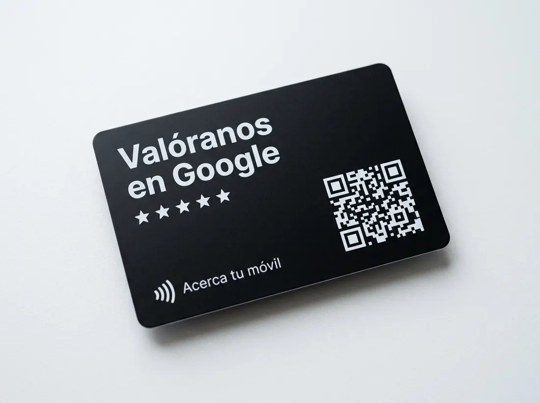 Tarjeta NFC negra con el texto Valóranos en Google, cinco estrellas, un código QR y el aviso Acerca tu móvil